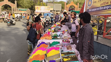 प्रतापगढ़: रंग तेरस की तैयारी: बाजारों में रंग-गुलाल और पिचकारियों की दुकानें सजी, खरीदारी के लिए उमड़ रहे लोग