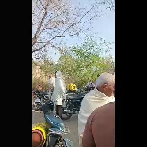 “Bharat Gas Agency Farmana par bhari bhid 😱 Cylinder ke liye lambi line!”