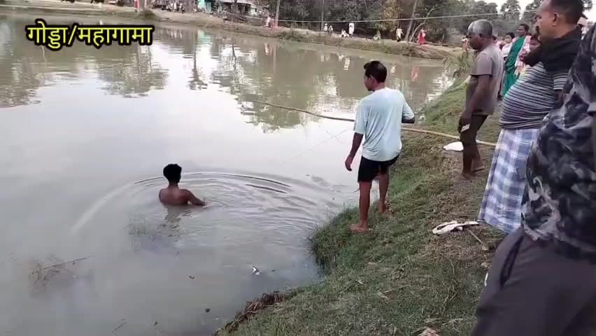महागामा थाना क्षेत्र के चनायकित्ता गांव में एक आदिवासी व्यक्ति का तालाब में डूबने से हुई मौ,      #rameshtiger #रमेश