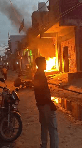 लुहारिया में भीषण हादसा टला गैस सिलेंडर ने पकड़ी। आग गांव के स्थानीय लोगों ने मशक्कत से बुझाई आग एक घायल