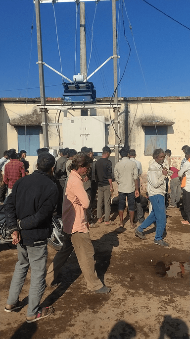 रायसेन जिला के गैरतगंज तहसील 
के ग्राम रामपुरा कलां में लाफार 
वहीं के कारण लगा पशु को करेंट