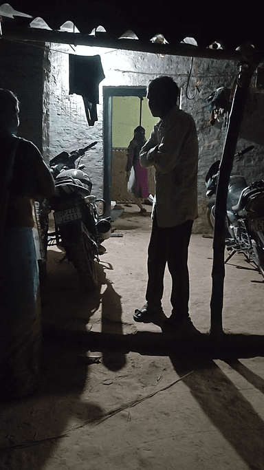 Gram Annpurna Nagar Randauli me aaj takriban Rat 11 bje Shivani kumari name ki ladki apne ghar me kamre ka darwaja bandk