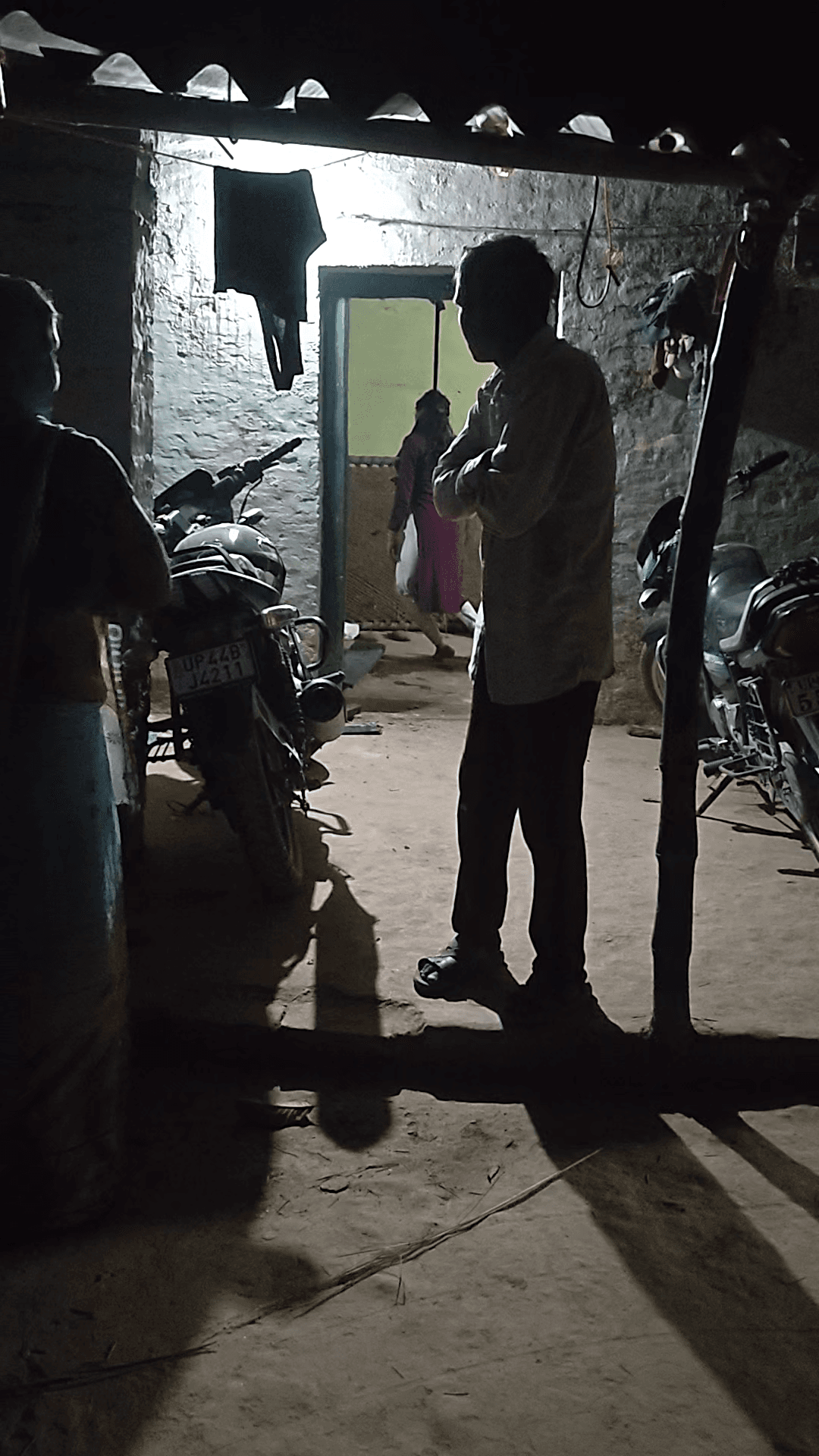 Gram Annpurna Nagar Randauli me aaj takriban Rat 11 bje Shivani kumari name ki ladki apne ghar me kamre ka darwaja bandk