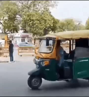 जयपुर में युवती की स्कूटी से एक युवक की बाइक टच हो गई तो युवती ने तोड़ डाली बाइक।
#jaipur #bike #scooty #broke #touch #