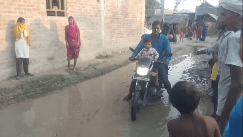 बिसवां: रेउसा क्षेत्र के गुमई गांव में मुख्य मार्ग पर लंबे समय से हो रहे जलभराव से ग्रामीणों की परेशानी हो रही है
#Jansmasya