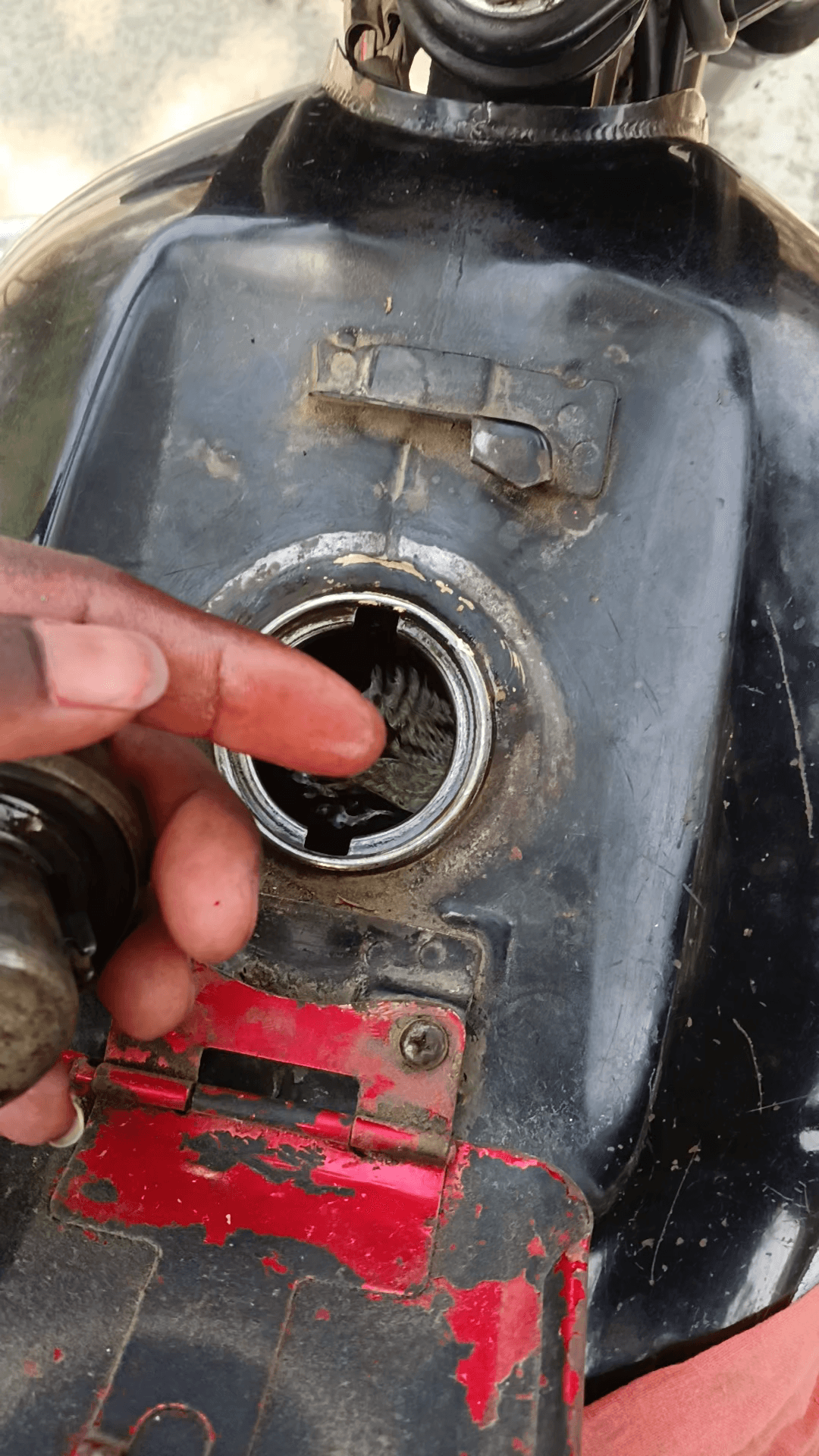 gaya rod sardi pur parya petrol duplicate mil raha hai