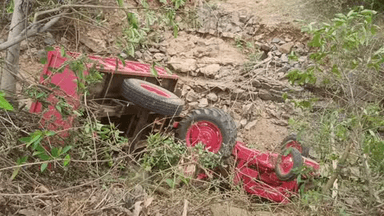 खाई में गिरा ट्रैक्टर, बाल बाल बचा चालक
