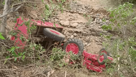 खाई में गिरा ट्रैक्टर, बाल बाल बचा चालक