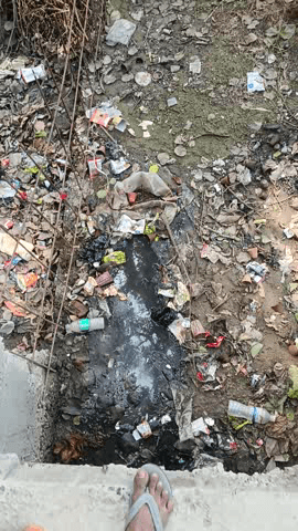 ब्लॉक के पास गंदा नाला का पानी खुलेआम बह रहा है बदबू इतना आ रहा है कि आसपास के लोगों को रहने में समस्या आ रही है ठेकेदार