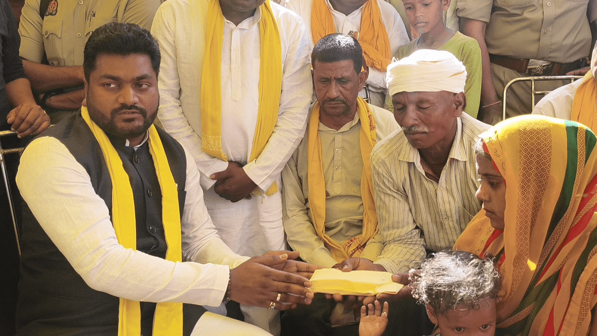 📢 मौके पर पहुंचे मंत्री ने पीड़ित परिवार को दी आर्थिक सहायता#बबलूहत्याकांड #ओमप्रकाशराजभर #Barabanki #आर्थिकसहायत