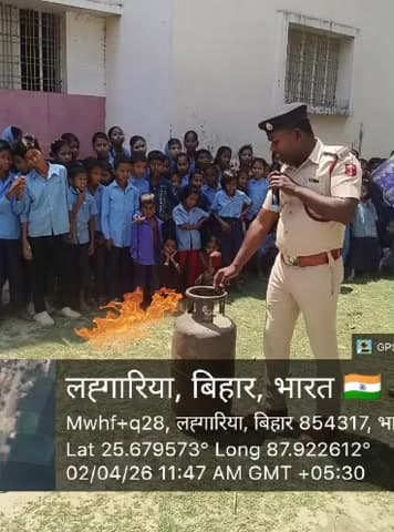 अग्निशमालय बारसोई के पदाधिकारी एवं कर्मियों द्वारा लहग़रिया उत्क्रमित मध्य विद्यालय में अग्नि जागरूकता अभियान चलाया गया