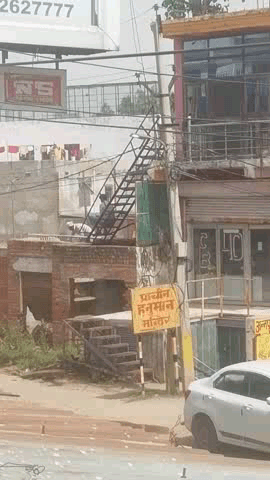 Illegal work

Stay lagi dukaan par gundagardi ki ja rahi h