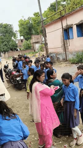मध्य विद्यालय पार परैया में वार्षिकोत्सव के अवसर पर नामांकन अभियान को लेकर हर्षोल्लास के साथ छात्र एवं छात्राओं ,