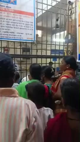 सिमरिया बैंक में पैसा नहीं दिया जा रहा है और कुछ बोलने पर लोगों के साथ बदतमीजी की गई