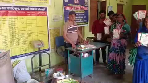 ग्राम झाल मे राशन वितरण किया जा रह है जिसमें ग्रामीणों ने बड़ चड़कर राशन लेने  पहुचे