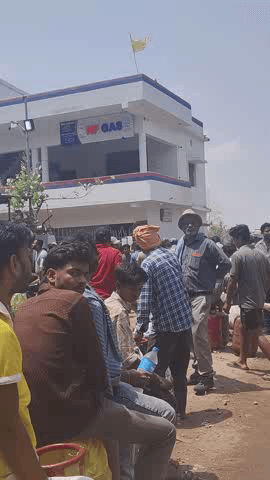 एचपी गैस में लगी भीड़ गैस के लिए लोग परेशान।
