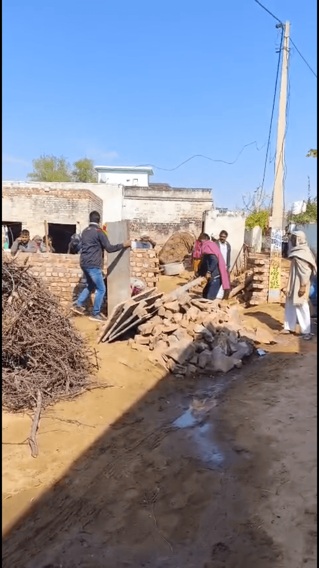 villege -Buchawas 
me aak senik ke ghr par jabrjsti saman le jate huve koi bi prashasan enko rock nhi pa raha hai