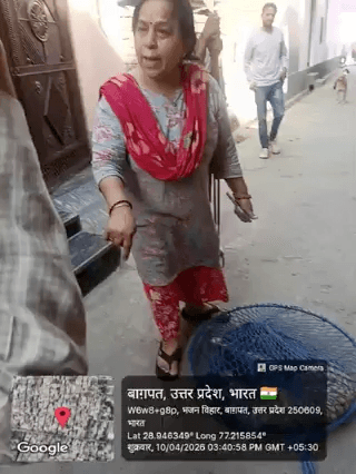 #बागपत- #नगरपालिका की टीम एक आवारा कुत्ते को पकड़ने आ गयी और पकड़ भी लिया