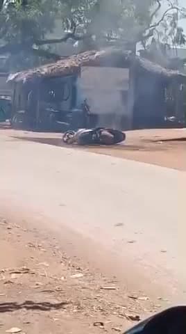 नवागढ़ क्षेत्र ग्राम झाल मे सड़क किनारे घर के बाहर अचानक बाईक पर लगी आग बाल बाल लोग घर वाले के मदद से आग पर काबू पाया