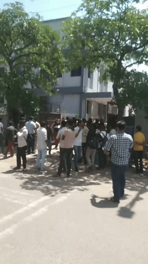 Noida sector 57 ma salary badna ke maj road pardhrna pardarsa
