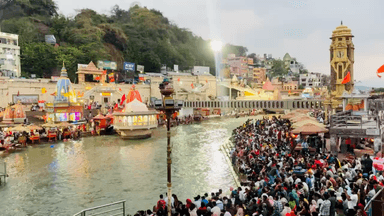 दोस्तों अभी थोड़ी देर में गंगा आरती होने जा रही है राम राम #foodchannel #kashi #vaitalvideo #omg