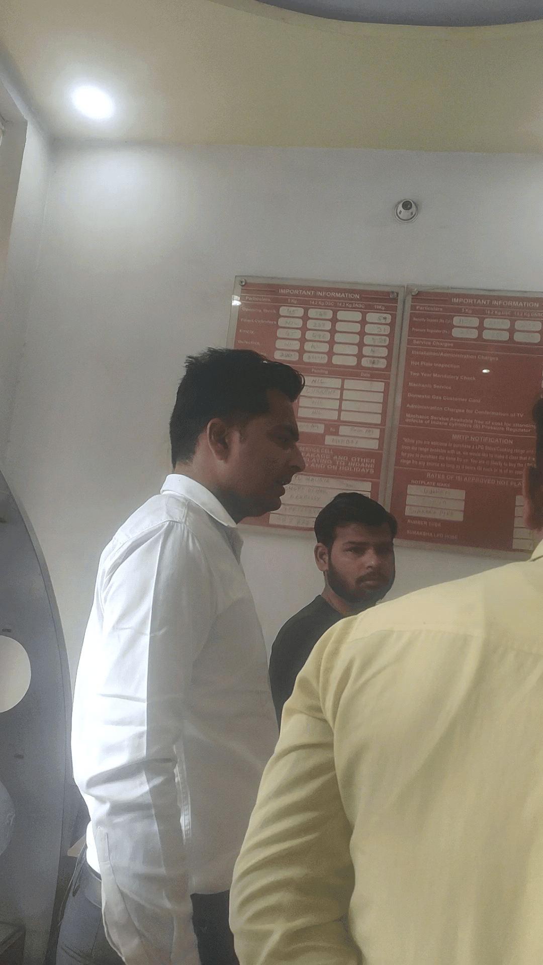 gas nahi hai #dm Bareilly #lpg_crisis #upgovt... #lpgcylindershortage #lpgcylinder #lpgsupply