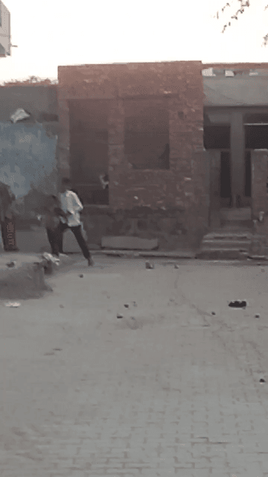 tikari jafran mahwa me huaa apsi jhagda 
me huaa adme ngga  orto se ldta huaa iss video me app dekh rhe h is adme ko sja