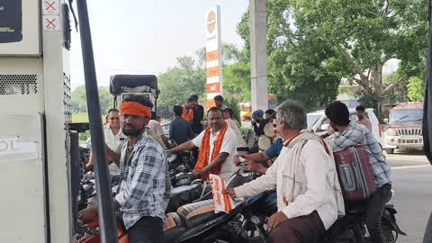 बलिया जिला में हो रही है पेट्रोल और डीजल की परेशानी कही कही तो पेट्रोल पंप भी बंद हो गई है कही अधिक मूल्य पर मिला ईंधन