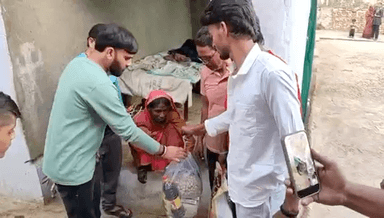 नरवर युवा फाउंडेशन के अध्यक्ष बिलाल खान द्वारा गरीब शाक्य समाज की महिला को किया गया राशन बितरण एवं हर संभव मदद हेतु दिया गया आश्वासन। 

#नरवर #Narwar