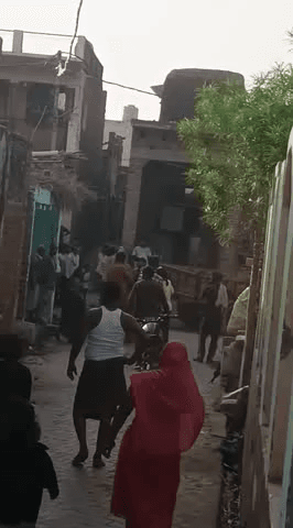#सिकंदरा राव के गांव नगला मियां में अपराधियों के हौसले बुलन्द रास्ता रोककर घर की छत से किया पथराव और जानलेवा हमला#