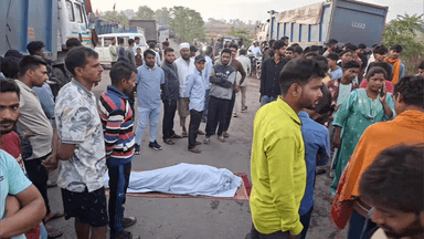 सिमरिया: टर्बो की चपेट में आने से महिला की मौत, मुआवजे की मांग को लेकर ग्रामीणों ने किया सड़क जाम।