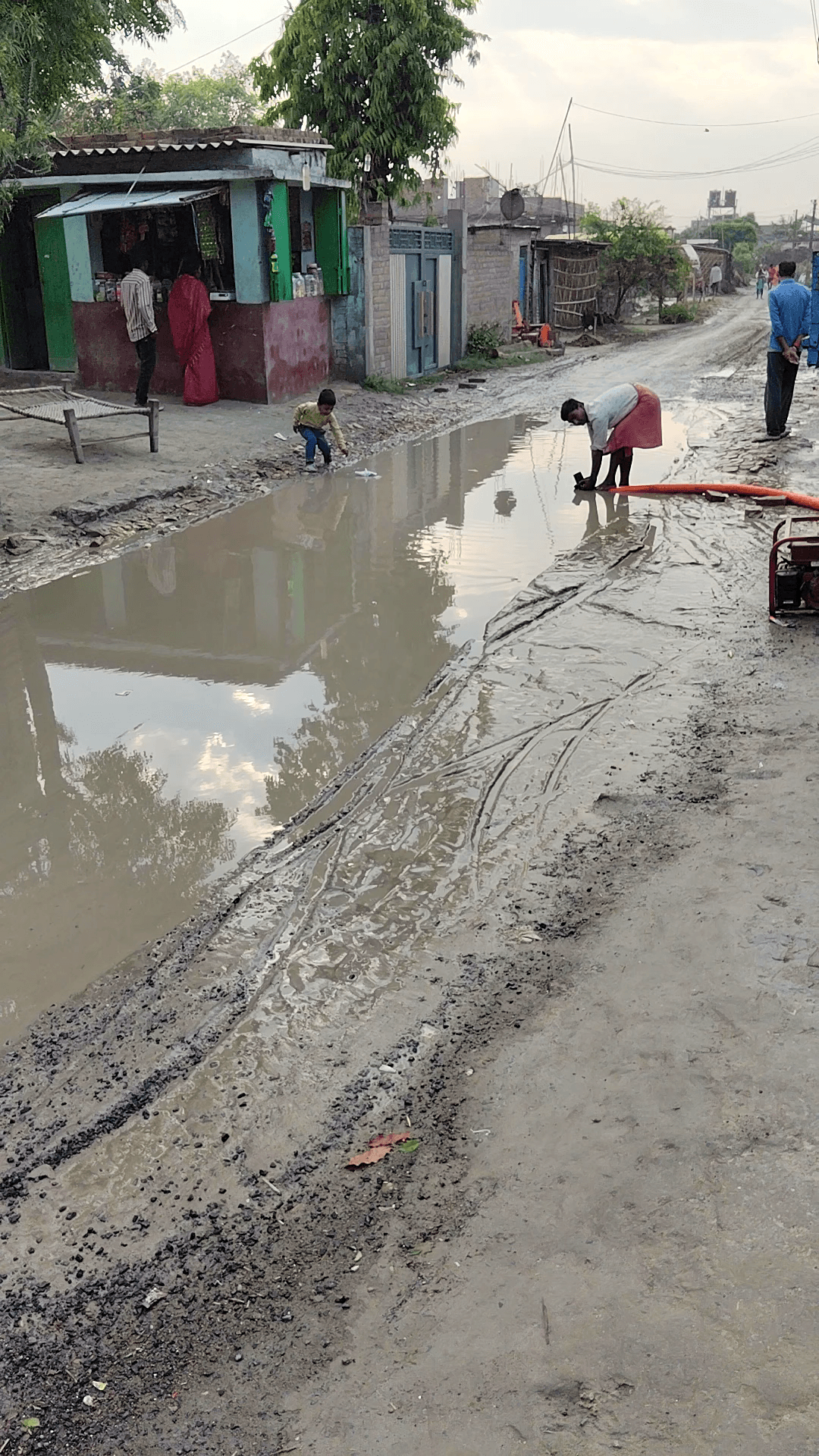 Muzaffarpur paroo
jagdishpur baya गांव में रोड पर पानी लग जाता है लेकिन  कोई इसका मरमत नहीं करवा रहा है  विधायक जी