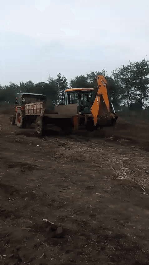 करगहर प्रखंड के सोहवलिया खुर्द गांव में चाट का अवैध रूप से खनन किया जा रहा है। कुछ असामाजिक तत्व पैसे लेकर  मिट्टी बेचा.