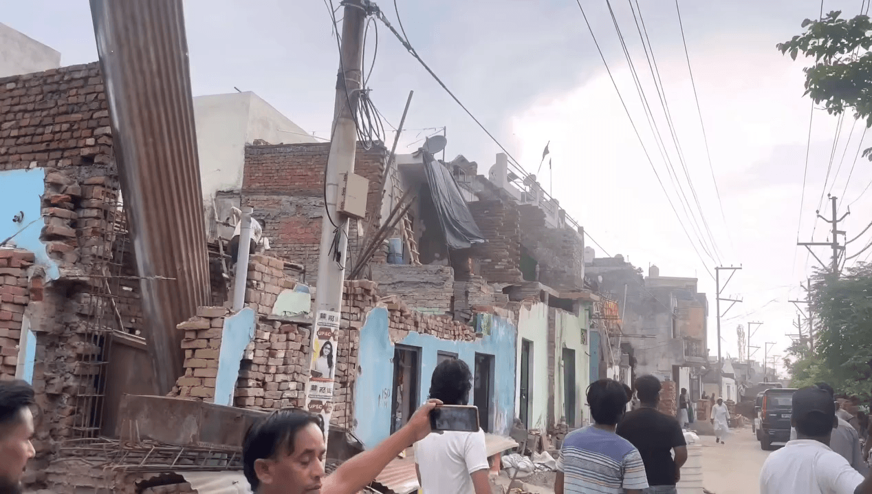 सहारनपुर में बुलडोजर पर ब्रेक: सांसद चंद्रशेखर आजाद के पहुंचते ही रुका सर्किट हाउस रोड का काम, 
#चंद्रशेखर