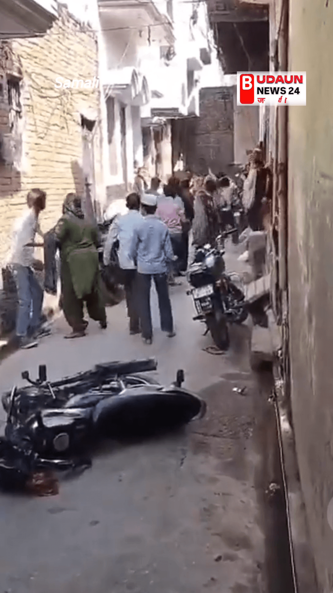 ई-रिक्शा खड़ा करने को लेकर दो पक्षों में जमकर मारपीट, चार लोग गिरफ्तार कर दिए गए, #viral #news #crimenews #samli