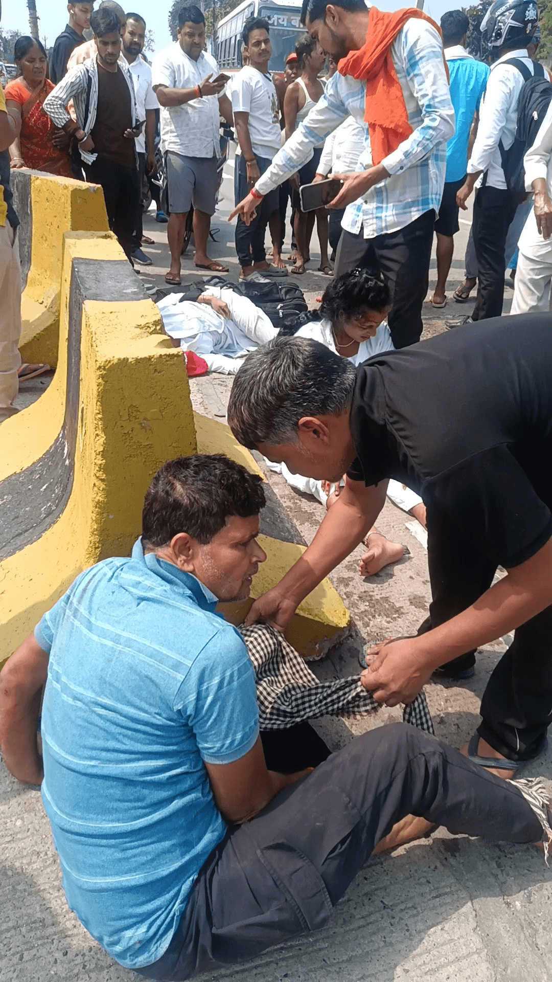 रजौली बख्तियारपुर nh 20 पतासंग नालंदा 
ट्रक धूमने के कर्म मे मोटरसाइकिल टकराई 
तीन लोग जख़्मी