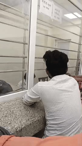 sarkari pospital nowgong ki subidha ye h din bhar mai 50 parche hi kat pate h or sabhi rogiyo ko privet hospital mai jan