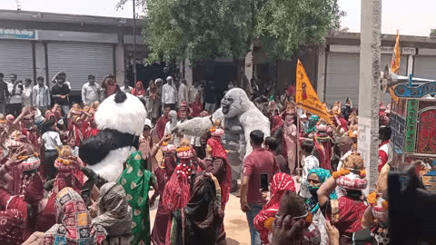 आज बानसूर के गांव फतेहपुर में बाबा श्याम जी के मूर्ति स्थापित पे अत्यंत सुंदर शोभा यात्रा ( रैली) निकाली गई।