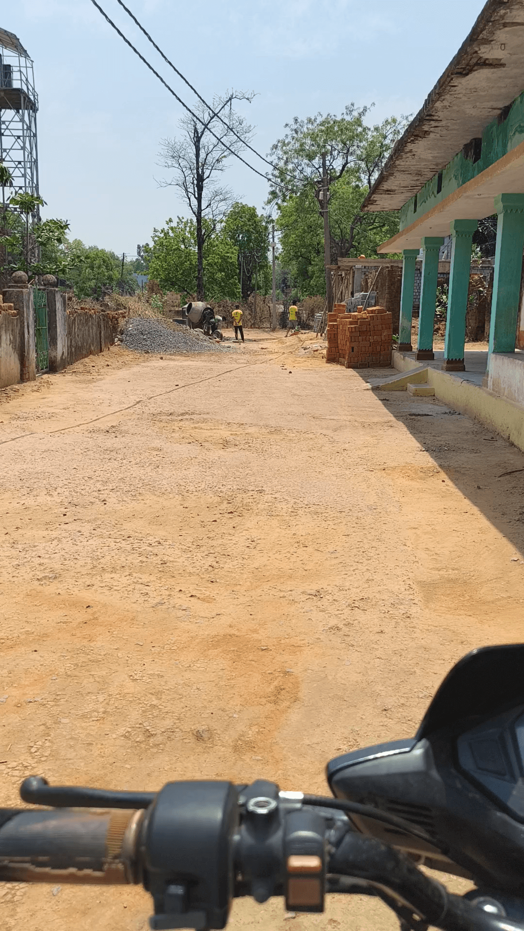 इतना कुछ होने के बाद भी घर में काम चल रहा है