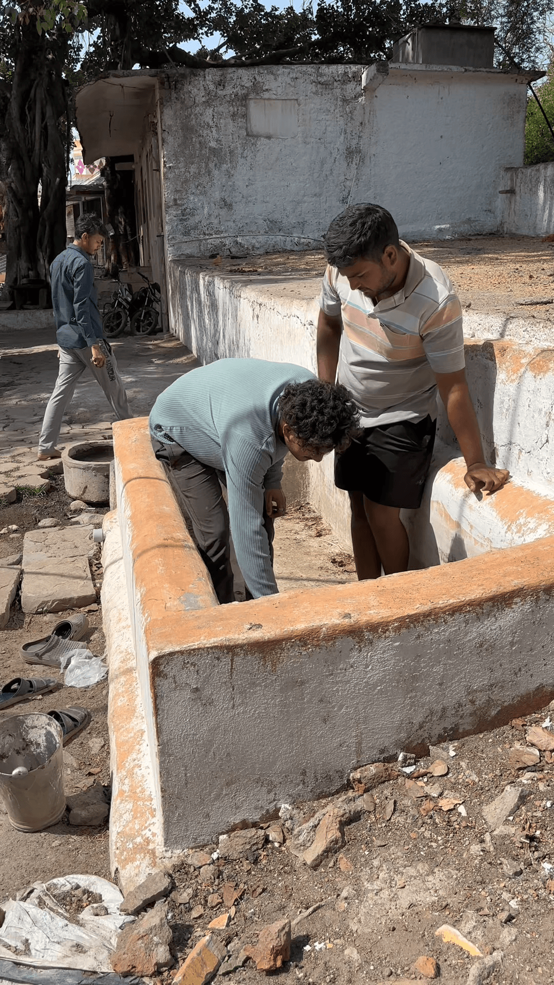जल ही जीवन है  आप सब लोग बाग भी ऐसे ही जगह-जगह जाकर पानी की टंकी साफ करें जिससे गाय माता पानी पी सके