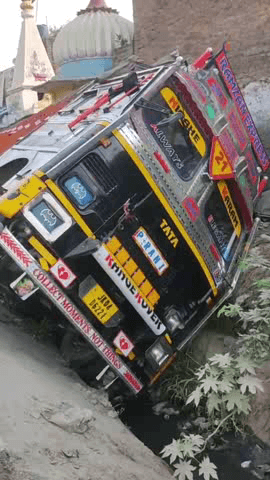 कानपुर के चौबेपुर में नाले में पलटा ट्रक, ड्राइवर को झपकी आने से हुआ हादसा