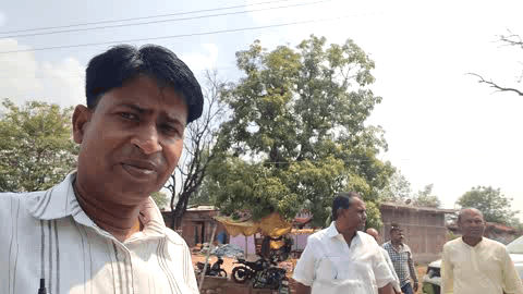 बिश्रामपुर विधायक नरेश सिंह कैंसर पीड़ित संजय मेहता से मिल कुशल क्षेम जाना और हर संभव मदद का आश्वासन दिये।