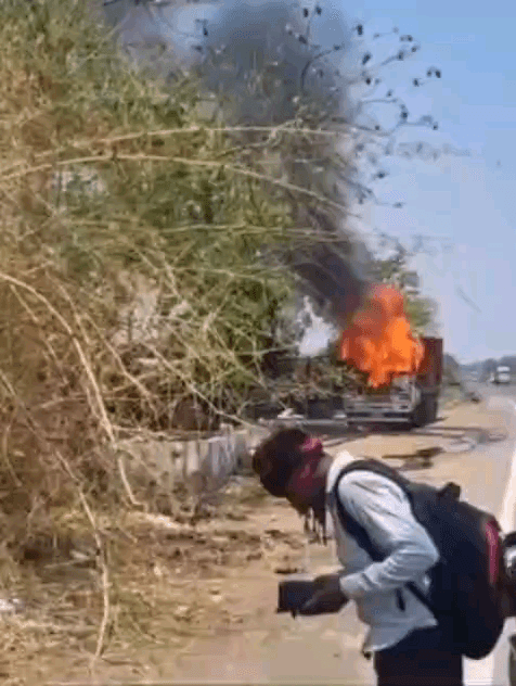 ​मंडला-रायपुर नेशनल हाईवे पर भीषण हादसा: वेल्डिंग के दौरान ट्रक बना आग का गोला
​#MandlaNews #BreakingNews #NH30 #TruckFire #FireAccident #Bichhiya #madhyapradesh