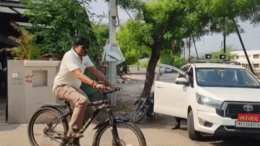 सेगांव: *"सांसद ने चलाई साइकिल: ईंधन बचत से आत्मनिर्भर भारत का संदेश"* #सेगावन्यूज़ #आत्मनिर्भर #सांसद #खरगोन बड़वानी #मध्यप्रदेश