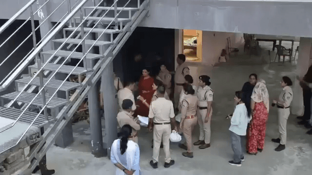 भीम आर्मी नेता के होटल पर पुलिस की रेड, जिस्मफरोशी का भंडाफोड़
#Gwalior #Tekanpur #PoliceRaid #SexRacket #NH44 #Crime