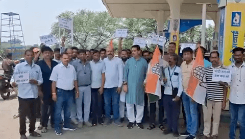 बढ़ती महंगाई के बीच कांग्रेस पार्टी का जंगी प्रदर्शन,मोदी सरकार के ख़िलाफ़ नारेबाजी