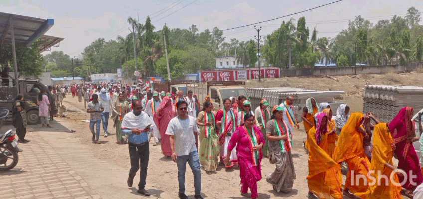 सूरजपुर: अबकी बार कांग्रेस की सरकार हर पब्लिक बोल रहा है पूरा देश बोल रहा है बीजेपी पार्टी को उखाड़ के फेंक देंगे