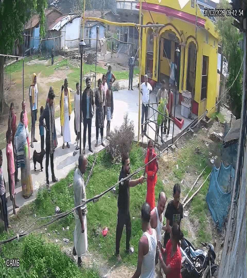 do vakil ek teacher aur retire daroga ke dhwaj per jabardasti jameen per kabja 
#