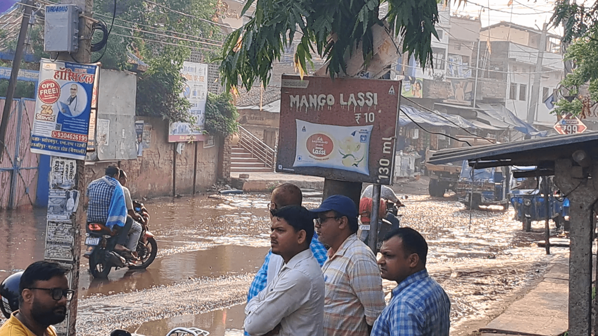 गर्ल्स हाई स्कूल, महनार के पास गंदे पानी का 
जमाव