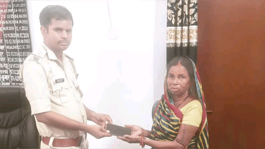 पालोजोरी थाना प्रभारी ने दो मोबाइल मालिक को थाना बुलाकर दोनों को खोया हुआ मोबाइल बरामद कर सौंप दिया है।